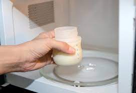 Why you should not use the microwave oven to heat baby's milk?