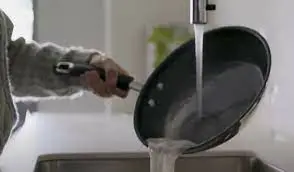 How to clean a burnt pan