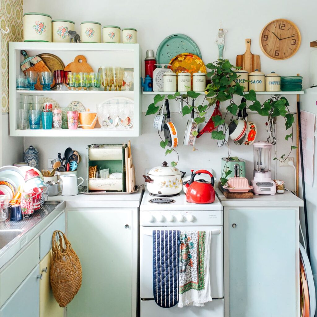 10 ways how to organize a tiny kitchen: 1. Declutter: